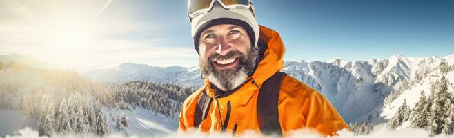 ein Mann Skifahren auf ein schneebedeckt Berg foto