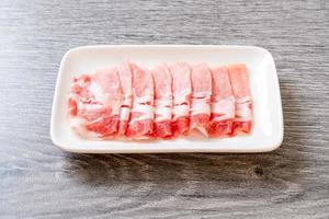 frisches rohes Schweinelende in Scheiben geschnitten foto