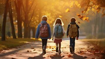 Kinder Gehen auf ein Pfad Tragen Rucksäcke foto