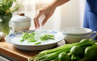 Frau Kochen auf ein Küche foto