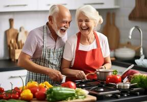 alt Paar Kochen beim das Küche foto