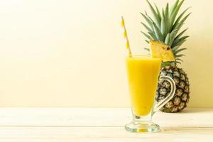 frisches Ananas-Smoothie-Glas auf Holztisch - gesundes Getränk