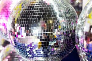 verwischen glänzend Disko Spiegel Ball mit Beleuchtung Betrachtung foto