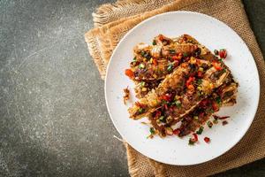 gebratene Fangschreckenkrebse oder Flusskrebse mit Chili und Salz anrühren foto