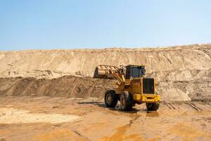 Gelb Bagger beim Sandkasten. Sand Industrie. Konstruktion Seite? ˅. foto