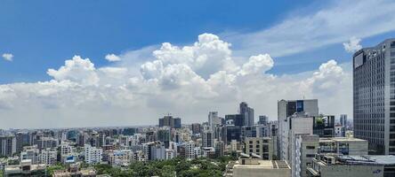 ein Aussicht von das Stadt Horizont von ein hoch erhebt euch Gebäude im Dhaka Bangladesch foto