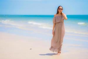 Porträt schöne junge asiatische Frau glückliches Lächeln entspannen am tropischen Strand Meer Ozean sea foto