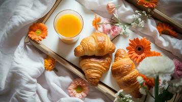 Frühstück im Bett Konzept. Weiß Tablett mit Glas Hälfte voll von frisch Orange Saft und Französisch Croissant Bagel, Decken, bunt Wildblumen. schließen hoch, generativ ai foto