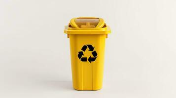 ein Gelb recyceln Behälter mit recyceln Symbol isoliert auf Weiß Hintergrund. generativ ai foto