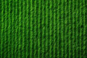klein Patch von Gras im das Center von ein Grün Feld foto
