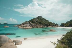 heiter Strand mit Kristall klar Wasser und felsig Terrain foto