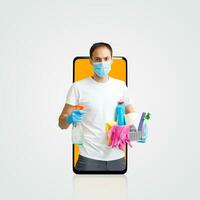 Reinigung Mann mit ein Eimer und Reinigung Produkte auf Farbe Hintergrund. foto