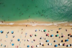 Antenne Aussicht von Menschen Sonnenbaden auf das Strand im Sommer, Antenne Aussicht von Menschen Sonnenbaden auf das Strand im Sommer, ai generiert foto