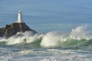 Corbiere Leuchtturm Jersey UK Küsten Herbstwellen foto