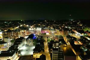 Antenne Aussicht von beleuchtet Innenstadt Gebäude, Straßen und zentral Luton Stadt von England Vereinigtes Königreich beim Anfang von klar Wetter Nacht von September 5., 2023 foto