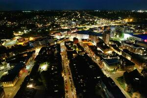 Antenne Aussicht von beleuchtet Innenstadt Gebäude, Straßen und zentral Luton Stadt von England Vereinigtes Königreich beim Anfang von klar Wetter Nacht von September 5., 2023 foto