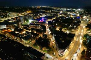 Antenne Aussicht von beleuchtet Innenstadt Gebäude, Straßen und zentral Luton Stadt von England Vereinigtes Königreich beim Anfang von klar Wetter Nacht von September 5., 2023 foto