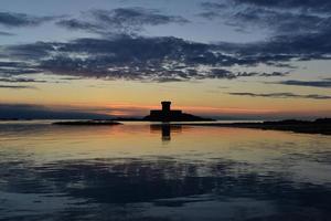 St Ouens Bay Jersey Großbritannien Rocco Tower aus dem 19. Jahrhundert mit ruhigem Frühlingssonnenuntergang foto