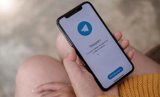 Telegramm-Anwendungssymbol auf Apple iPhone Xs-Bildschirmnahaufnahme. Telegramm-App-Symbol. telegram ist ein Online-Social-Media-Netzwerk. Social-Media-App foto