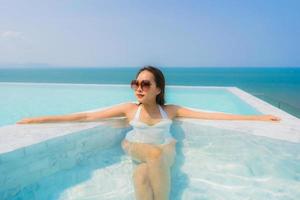 Porträt schöne junge asiatische Frau glückliches Lächeln entspannen Sie sich im Schwimmbad für Reiseurlaub foto