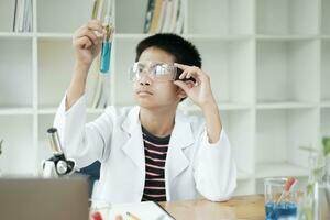 jung Wissenschaftler im Aktion Kinder Verhalten Chemie Experiment im Schule Labor foto