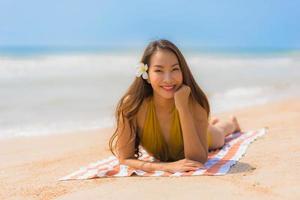 Porträt schöne junge asiatische Frau Lächeln glücklich am Strand und Meer foto