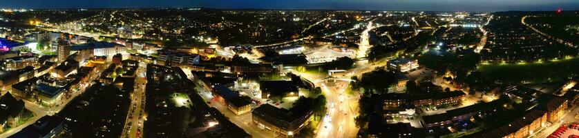 Ultra breit Antenne Panorama- Aussicht von beleuchtet Innenstadt Gebäude, Straßen und zentral Luton Stadt von England Vereinigtes Königreich beim Anfang von klar Wetter Nacht von September 5., 2023 foto