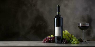 ein Tapisserie von Opulenz, ein Flasche von Wein und ein Glas mit ein Bündel von Trauben auf Tisch. generativ ai foto