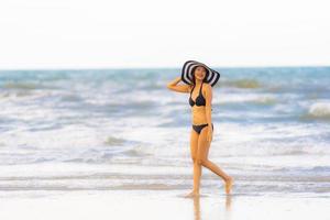 Porträt schöne junge asiatische Frau trägt Bikini am Strand Meer Ozean foto