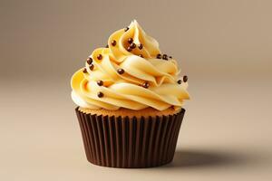 Herz geschmückt Gelb Sahne Cupcake, perfekt zum Valentinsgrüße Tag Ausdrücke ai generiert foto