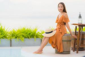 Porträt schöne junge asiatische Frau Lifestyle glückliches Lächeln mit Freizeit fast Meer Strand Ozean foto