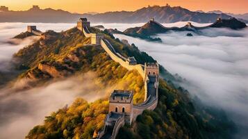 Antenne Aussicht von das großartig Mauer von China neblig Morgen Sonnenaufgang. generativ ai foto