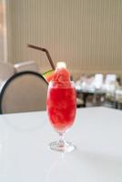 Frisches Wassermelonen-Smoothie-Glas auf dem Tisch im Café-Restaurant?