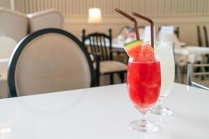 Frisches Wassermelonen-Smoothie-Glas auf dem Tisch im Café-Restaurant?
