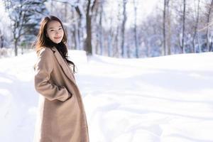 Porträt junge schöne asiatische Frau lächelt glückliche Reise und genießt mit Schnee Wintersaison foto