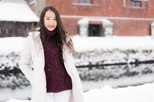 schöne junge asiatische frau lächeln und glücklich mit reisereise in otaru kanal hokkaido japan foto