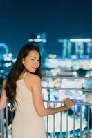 schöne asiatische frauen lächeln und glücklich mit singapur stadtblick foto