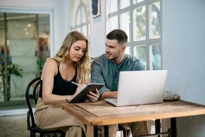 glücklich jung Paar suchen beim Laptop Computer zusammen beim heim. das Konzept von Paare Teilen einer Idee zusammen. foto