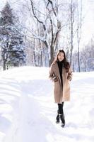 Porträt junge schöne asiatische Frau lächelt glückliche Reise und genießt mit Schnee Wintersaison foto