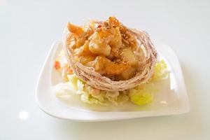 Gebratene Garnelen mit Salat und gebratenem Taro-Korb mit Salatcreme und Mayonnaise foto