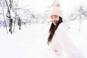 Porträt junge schöne asiatische Frau lächelt glückliche Reise und genießt mit Schnee Wintersaison foto