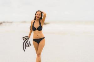 Porträt schöne junge asiatische Frau trägt Bikini am Strand Meer Ozean foto