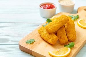 gebratene Fischstäbchen oder Pommes frites mit Soße foto