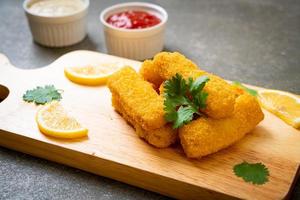 gebratene Fischstäbchen oder Pommes frites mit Soße foto