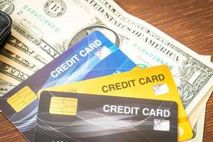 Geldbörse mit Geld und Kreditkarte - Wirtschafts- und Finanzkonzept