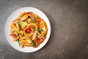 gebratener Tintenfisch oder Oktopus mit Salzei - asiatische Küche foto