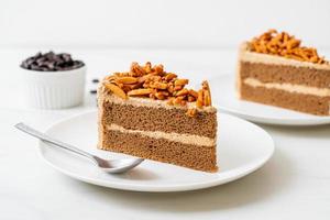 hausgemachter Kaffee-Mandel-Kuchen auf weißem Teller foto