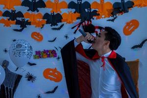 Mann singt fröhlich an Halloween foto