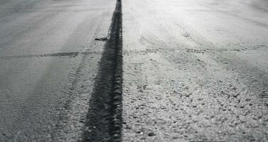Spur Gummi Reifen Spur auf das Straße mit Markierungen Nahansicht. Transport Autobahn zum Bewegung. ai generiert. foto