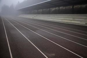Laufstrecke im Nebel foto